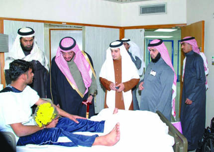 الحسين يزور الجرحى الفلسطينيين