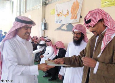 "التربية والتعليم" يكرم الثاقب لتميزه في أدائه الوظيفي