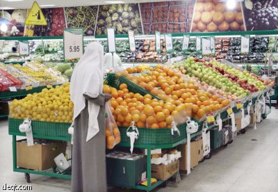 الموردون والموزعون يتبادلون الاتهامات حول عدم تراجع أسعار السلع أسوة بالعالم