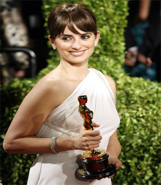 حازت الممثلة الاسبانية  بينيلوب كروز بجائزة الأوسكار لأفضل ممثلة مساعدة عن أدائها في فيلم  "فيكى كريستينا برشلونة - Vicky Cristi