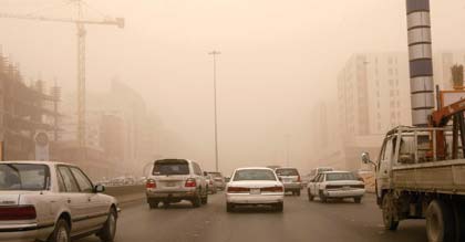 مبيعات "الكمامات الورقية" تزدهر.. الغبار يسهم في نفادها من المحال