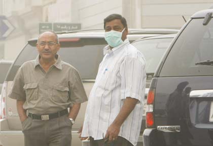 مبيعات "الكمامات الورقية" تزدهر.. الغبار يسهم في نفادها من المحال