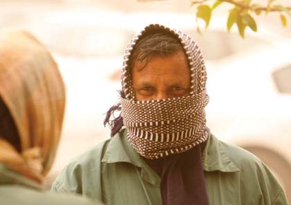 مبيعات "الكمامات الورقية" تزدهر.. الغبار يسهم في نفادها من المحال