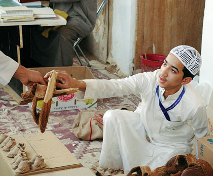 عمره 18 عاما.. ويصنع الأحذية التراثية!