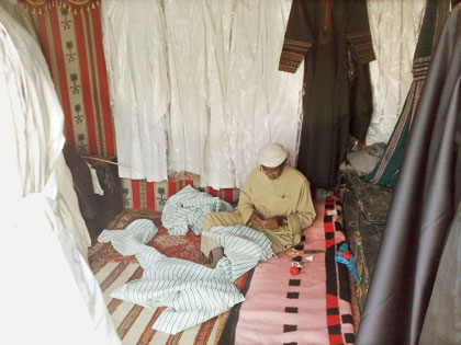 عميد الخياطين.. يخيط الثياب مغمض العينين!