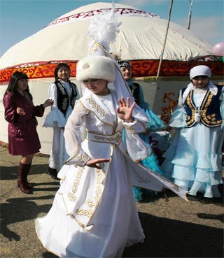 نساء كازاخستان يتألقن بالزي التقليدي احتفالا بالسنة الجديدة في بايكونور.