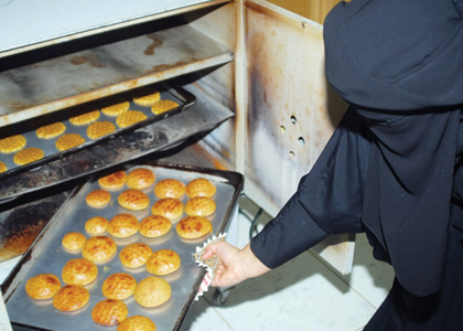 منافسة بين مصانع الكليجا لتوقيع عقود مع النساء .. وجهود لحماية "الخلطة السرية" من سرقة السماسرة