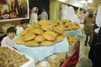 منافسة بين مصانع الكليجا لتوقيع عقود مع النساء .. وجهود لحماية "الخلطة السرية" من سرقة السماسرة