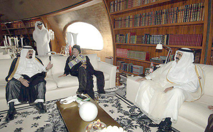 خادم الحرمين يعقد اجتماعا مع أمير قطر والرئيس الليبي