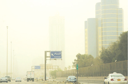 عاصفة الشرقية.. مقتل وافد وتغيير مسار رحلتين.. و200 حادث مروري