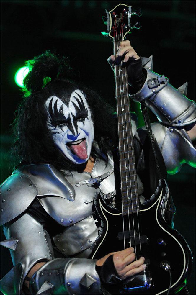 المغني جيني سيمونز خلال اليوم الأخير من مهرجان روك كويلمس في ملعب ريفر بلايت في بوينس ايرس – الأرجنتين.