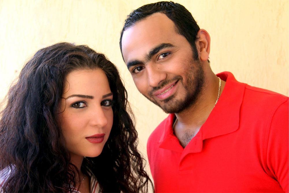 المغني والممثل المصري تامر حسنى والممثلة المصرية مي عز الدين أبطال الجزء الثاني من فيلم "عمر و سلمى" في القاهرة.