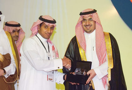 نواف بن فيصل وبندر الحجار يتحدثان في اليوم الأول