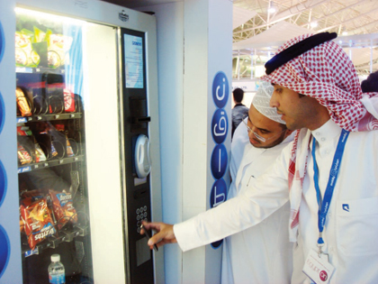 أول آلة استبدال نقاط من "موبايلي" بمواد عينية