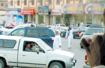 شبان ينظمون المرور في "النسيم" بعد انقطاع الإشارات الضوئية