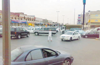 شبان ينظمون المرور في "النسيم" بعد انقطاع الإشارات الضوئية