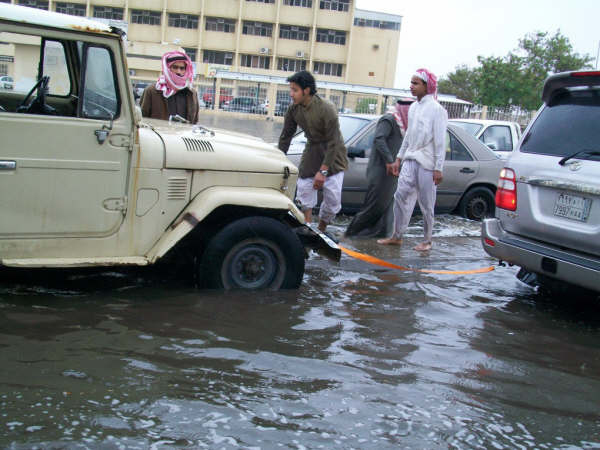 أمطار تبوك: إنقاذ 8 معلمات.. والدفاع المدني يعلن الاستنفار