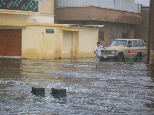 أمطار تبوك: إنقاذ 8 معلمات.. والدفاع المدني يعلن الاستنفار