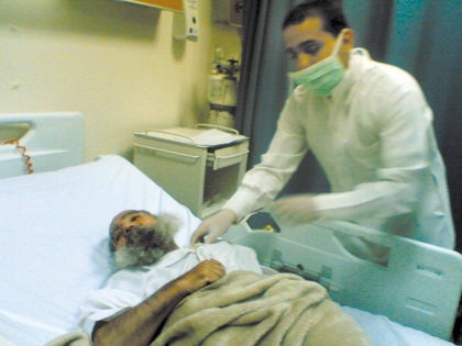 غياب الممرضين في مستشفى حكومي يجبر المرافقين على التمريض