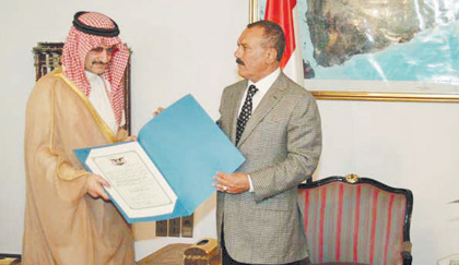 الرئيس اليمني يقلّد الوليد بن طلال وسام الوحدة اليمنية