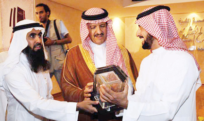 سلطان بن سلمان يزور مؤسسة الشيخ ابن عثيمين الخيرية