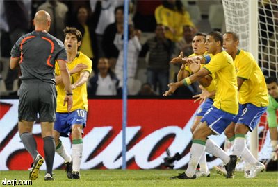 كاكا ينقذ البرازيل من ورطة "الفراعنة".. ومصر تحتج وتهدد بعدم اللعب أمام إيطاليا