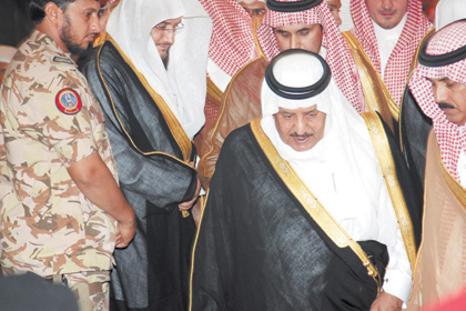 تكدس الشاحنات في "البطحاء" سببه تطبيق نظام البصمة .. والإماراتيون أشقاؤنا