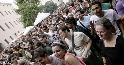 المطرب السوري عمر سليمان يشارك بأغانيه في مهرجان سونار الموسيقي  الـ16 المقام في برشلونة.