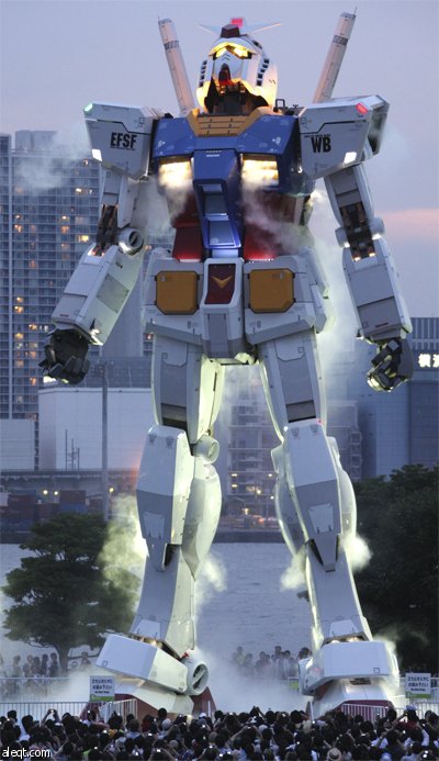 كاندام (18 متر) بطل أفلام الكرتون الياباني "أجنحة الكاندام"  داخل حديقة عامة في طوكيو للاحتفال بالذكرى الـ30 لبث الفيلم الكرتوني