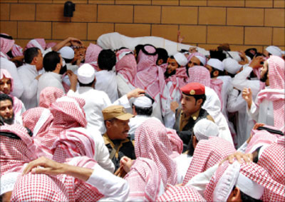 الآلاف يشيّعون الشيخ ابن جبرين