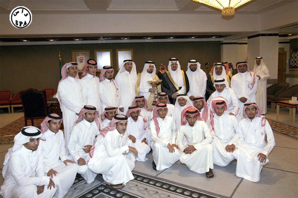 أمير منطقة عسير يستقبل فريق رجال ألمع لكرة القدم الحاصل على كأس بطولة المحافظات لكرة القدم التي أقيمت ضمن فعاليات مهرجان أبها ال