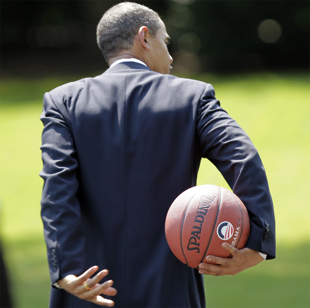 الرئيس الأمريكي باراك أوباما يستعرض بعض المهارات في البيت الأبيض بعد استقباله فريق ديترويت النسائي لكرة السلة الحائز على بطولة W