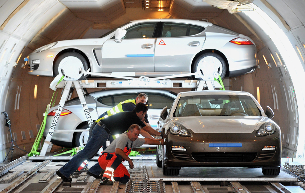 السيارة بورش يتم شحنها من مطار لايبزغ هال الألماني على طائرة بوينغ 747-400 إلى لوس انجليس لإقامة بعض العروض الترويجية.