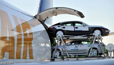 السيارة بورش يتم شحنها من مطار لايبزغ هال الألماني على طائرة بوينغ 747-400 إلى لوس انجليس لإقامة بعض العروض الترويجية.