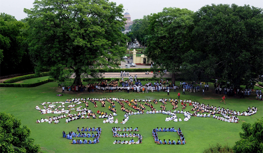 تلاميذ مدارس الهندية يشكلون صورة نمر والرقم خلال افتتاح المهرجان الوطني الخامس للنمور البنغال في نيودلهي.
