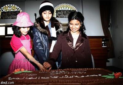 الأمهات اليمنيات الصغيرات يلعبن مع أطفالهن أكثر من الأمهات الأكبر سنا