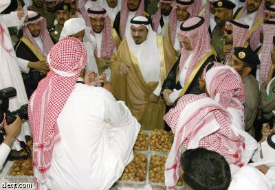 دعوة رجال الأعمال لإقامة مصانع ذات مواصفات عالمية لتصنيع التمور