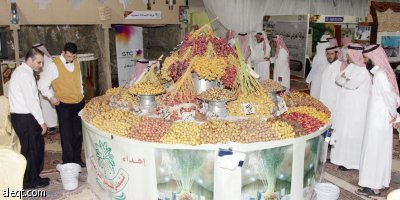 دعوة رجال الأعمال لإقامة مصانع ذات مواصفات عالمية لتصنيع التمور