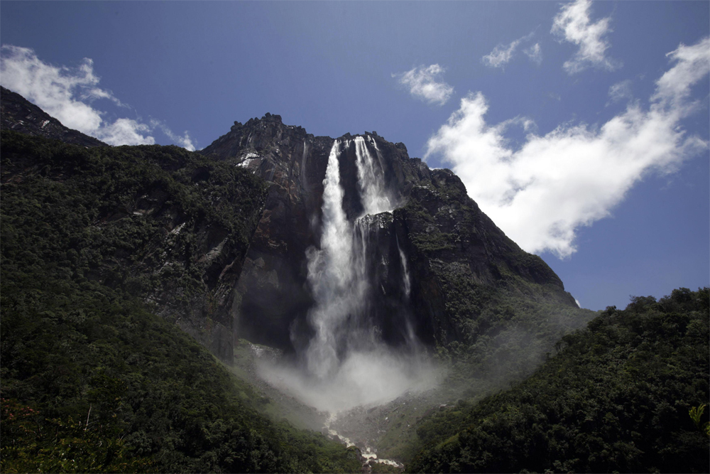 شلال آنجل في فنزويلا يعتبر أعلى شلال في العالم