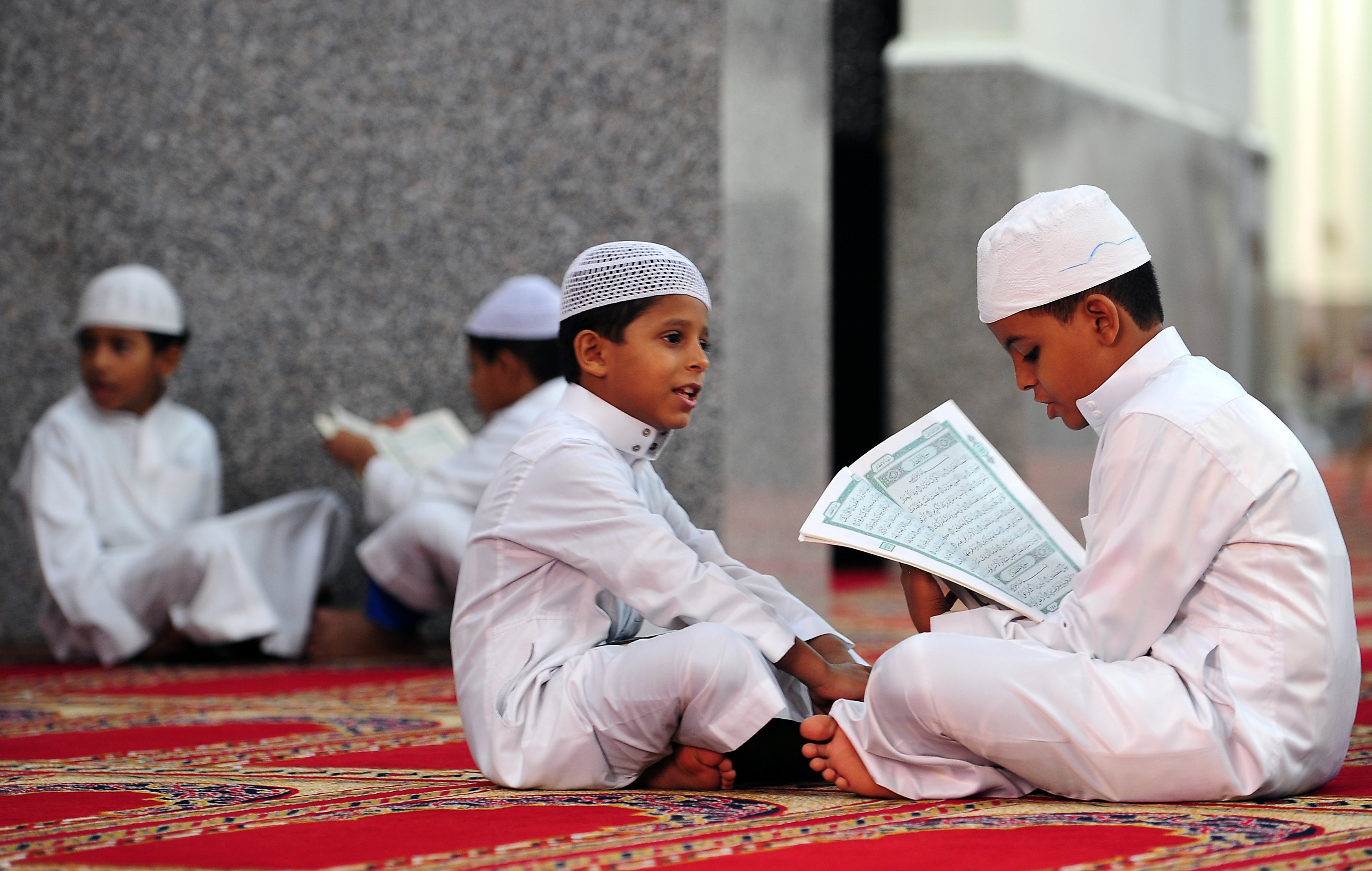 Азия мусульмане. Детям о Коране. Дети учат Коран. Дети в мечети.