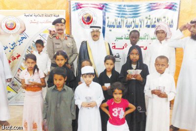 هيئة الإغاثة توزع إعانات نقدية على 20 يتيما في بيشة