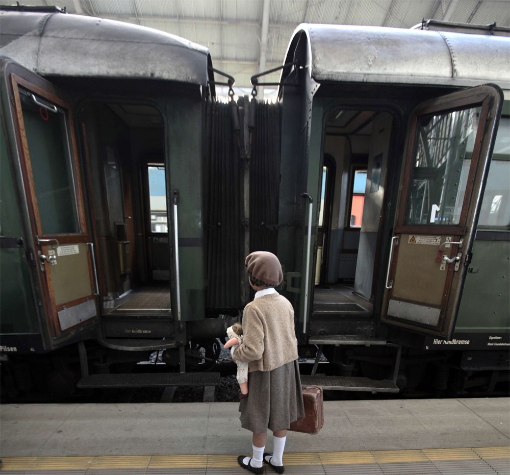 فتاة تركب قطار وينتون الذي يبلغ من العمر70 عاما والمتوجه من مدينة براغ إلى لندن.