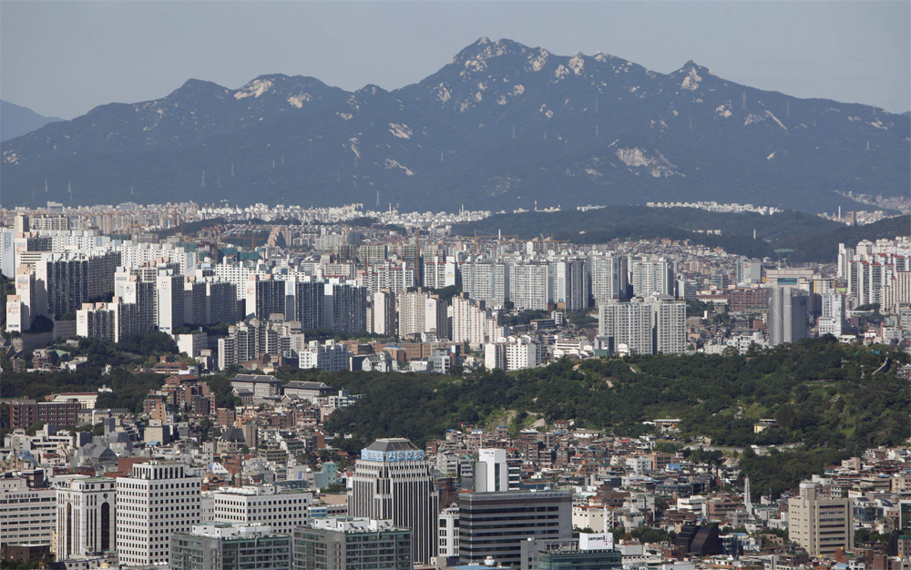 صورة جوية تعكس مباني وشقق منزلية ومكاتب وشركات وسط مدينة سيؤول.