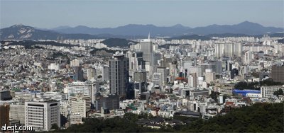 صورة جوية تعكس مباني وشقق منزلية ومكاتب وشركات وسط مدينة سيؤول.