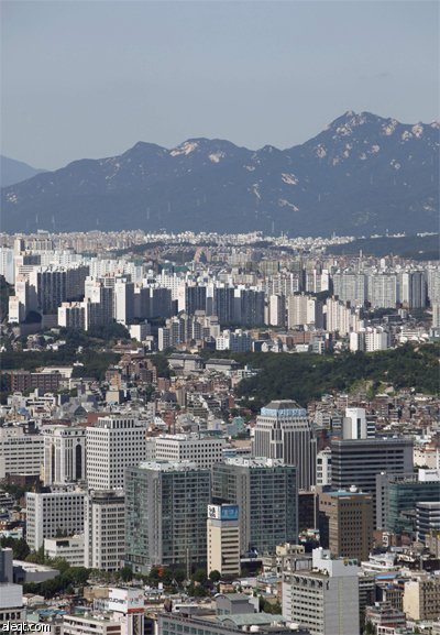 صورة جوية تعكس مباني وشقق منزلية ومكاتب وشركات وسط مدينة سيؤول.