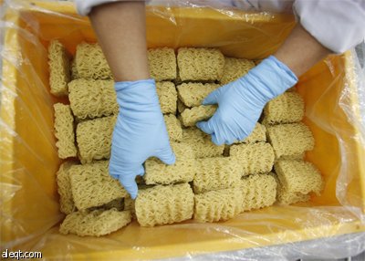 عامل كوري جنوبي يرتب المعجنات الفورية في مصنع للمعكرونة في كانغهوا.