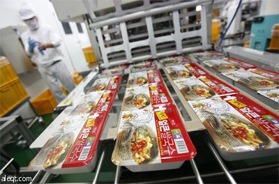 عامل كوري جنوبي يرتب المعجنات الفورية في مصنع للمعكرونة في كانغهوا.