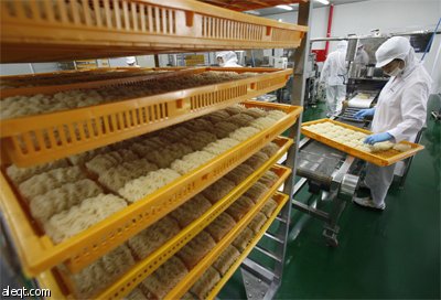 عامل كوري جنوبي يرتب المعجنات الفورية في مصنع للمعكرونة في كانغهوا.