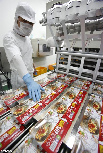 عامل كوري جنوبي يرتب المعجنات الفورية في مصنع للمعكرونة في كانغهوا.