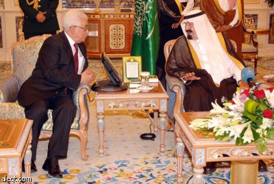 خادم الحرمين يقلد الأمير محمد بن نايف وشاح الملك عبد العزيز من الطبقة الأولى